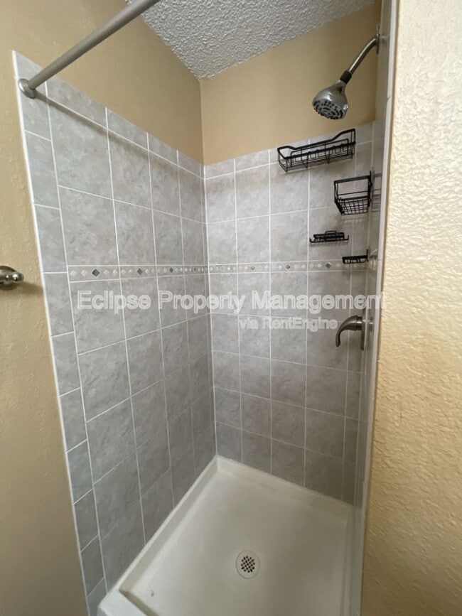 Building Photo - 626 Meadowood St