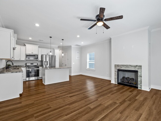 Building Photo - 3 Bed, 2.5 Bath - Lucky Penny End Unit