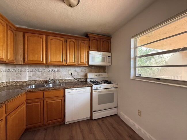 Building Photo - 13100 SW 92nd Ave