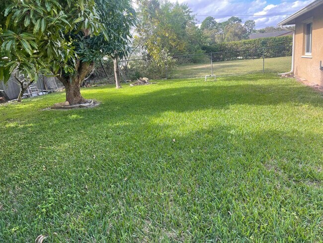 Building Photo - 1072 SW Castaneda Ln