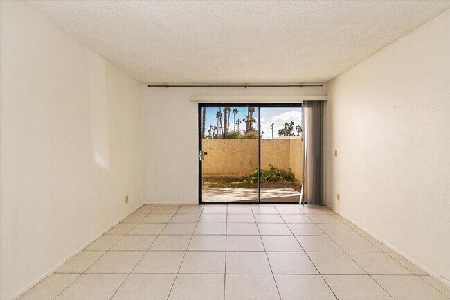 Building Photo - 200 E Racquet Club Rd