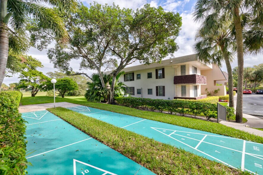 Building Photo - 2851 S Palm Aire Dr