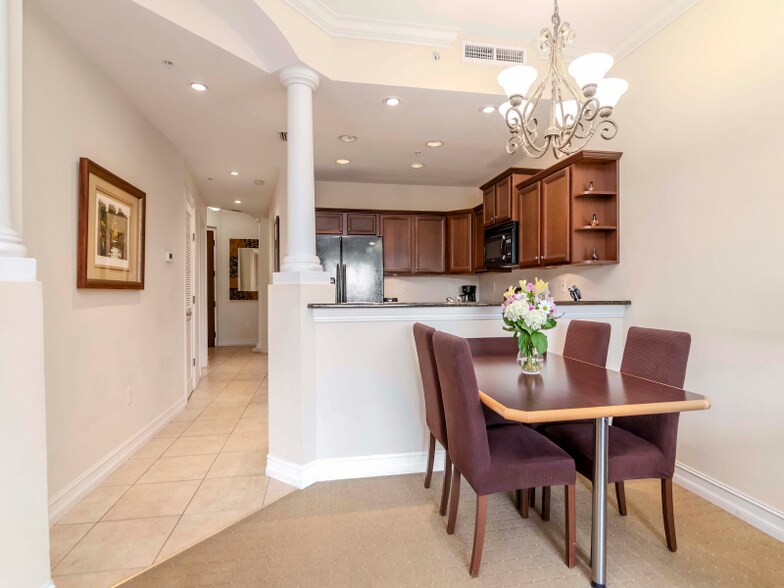 Building Photo - 13941 Clubhouse Dr