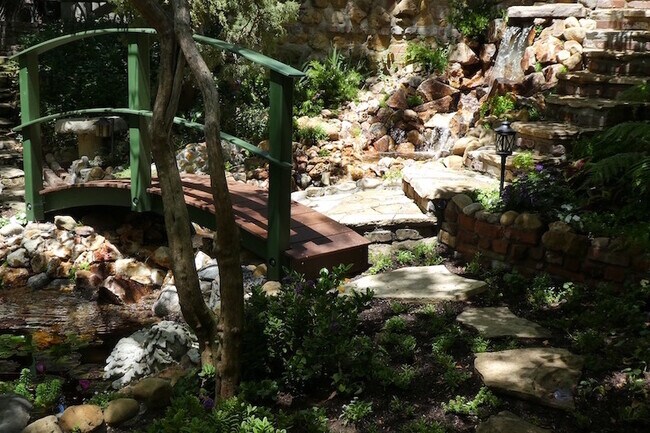 Building Photo - 2057 N Las Palmas Ave