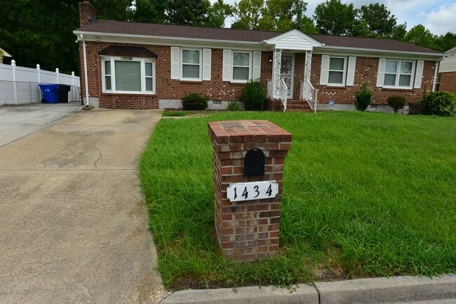 Building Photo - Vintage Brick Ranch!