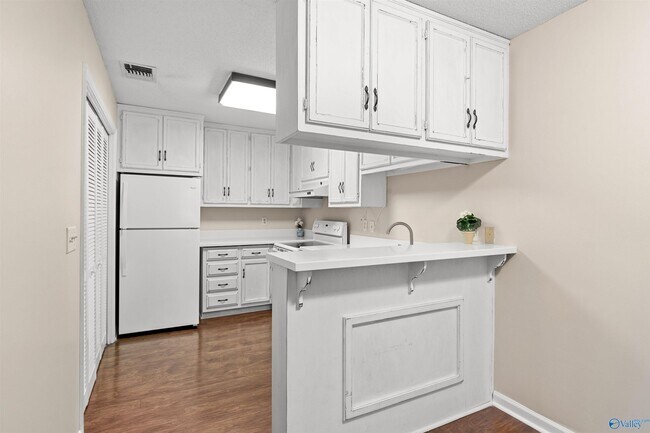 Building Photo - 2058 Woodlawn Dr SW