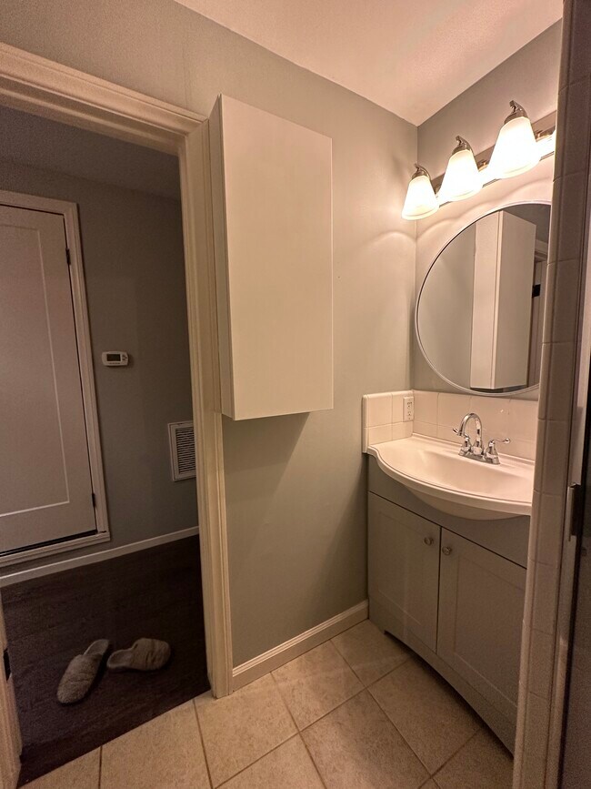 Building Photo - 2026 Holly Hill Ter