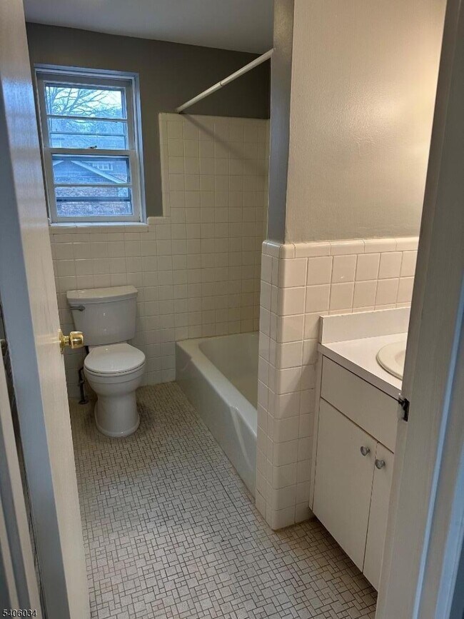 Building Photo - 138 Roseland Ave