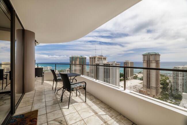 Large wrap around lanai to take in ocean, mountain & city views - 1910 Ala Moana Blvd