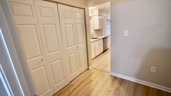 Building Photo - 105 Foxbriar St