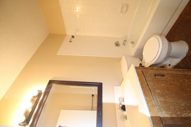Building Photo - 3205 Tallwood Dr