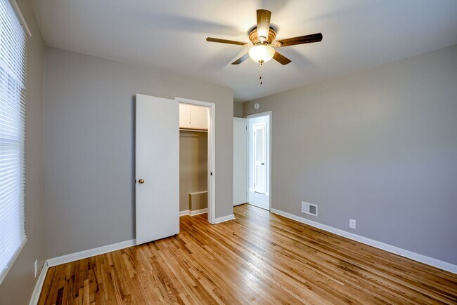 Building Photo - 2 Bedroom With Oversized Garage & Prime Location Near 90th & Blondo!!