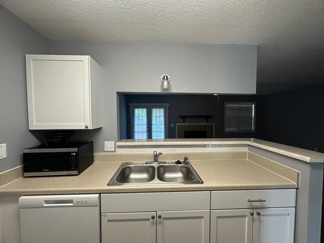 Building Photo - Briarwood West!  End Unit!