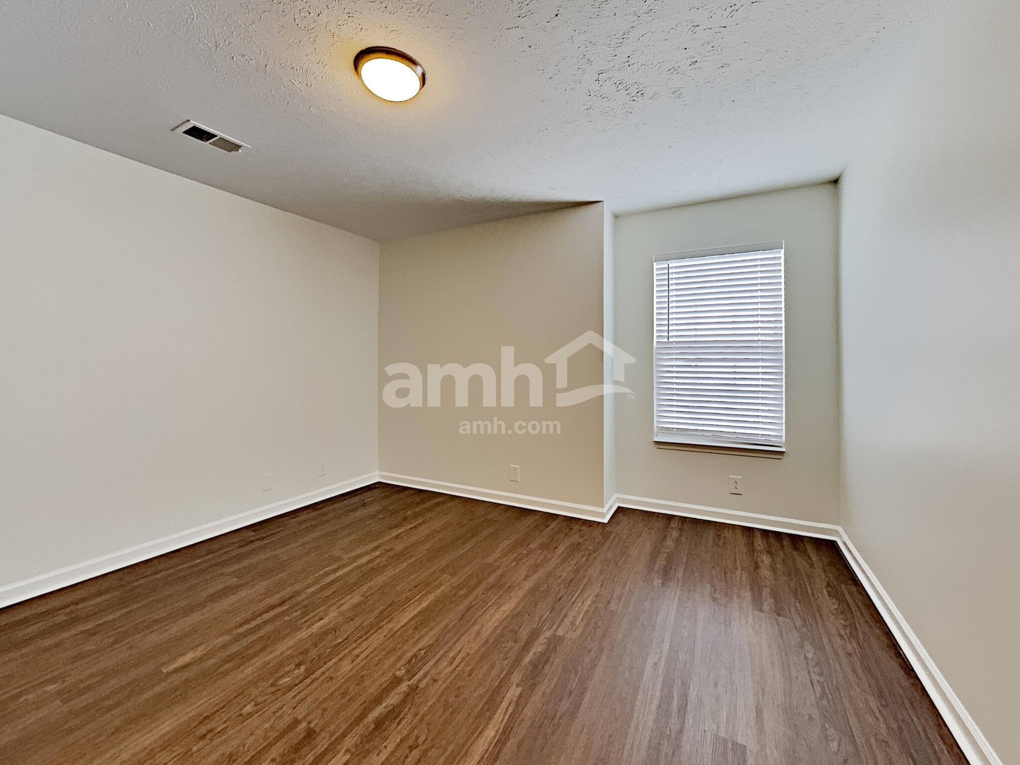 Building Photo - 1128 Eastwoods Dr