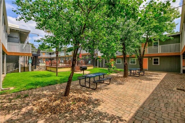 Building Photo - 2401 Manor Rd