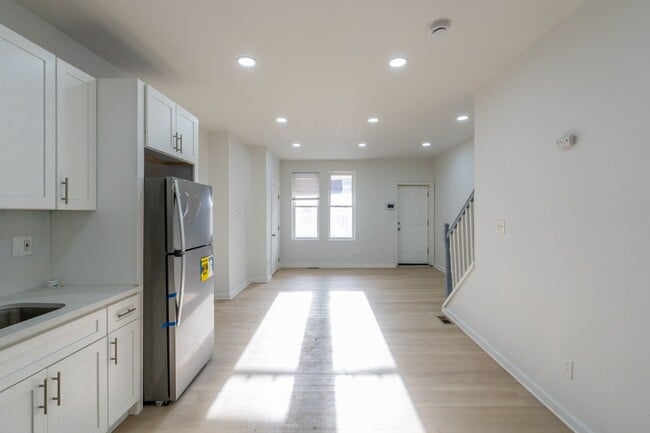 Building Photo - Newly Rehabbed 4 bedroom 2 full bathrooms ...