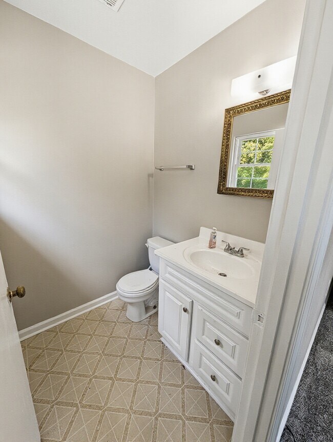Building Photo - 2028 Top Hill Dr NW