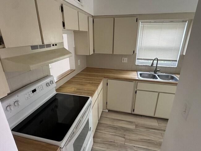 Building Photo - 6513 Dumont Ave