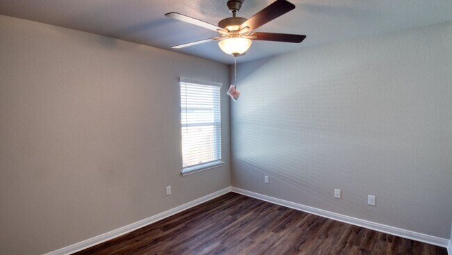 Building Photo - 619 Hollyhock Dr