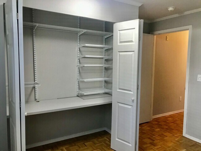 Building Photo - Two Bedroom/Two bath Capitol Hill Condo - ...