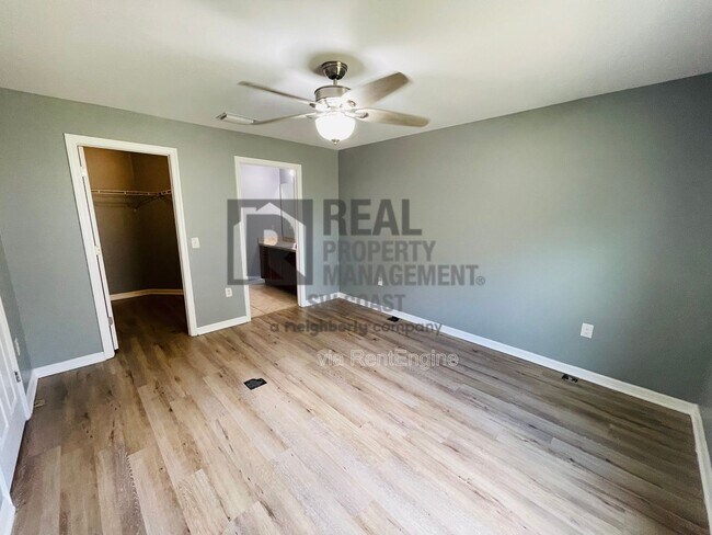 Building Photo - 443 Shadow Lakes Dr