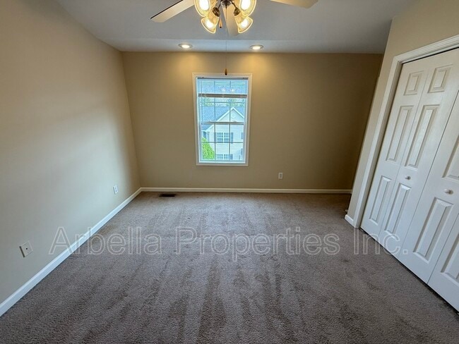 Building Photo - 2121 S Greenwood Dr