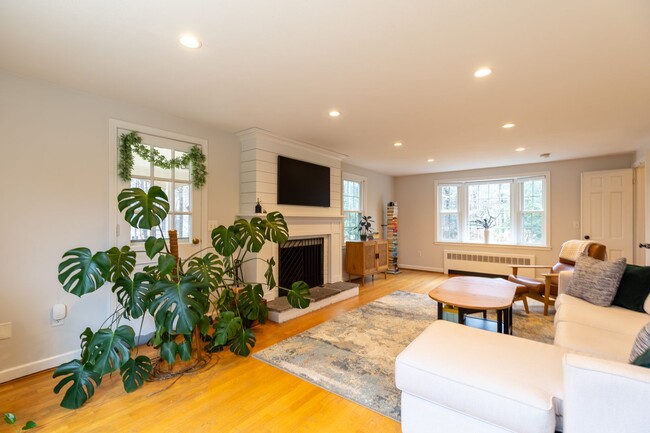 Building Photo - Bright and Beautiful 4 Bedroom Colonial