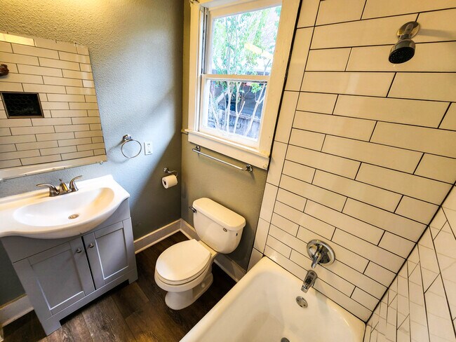 Building Photo - 126 Uvalde St