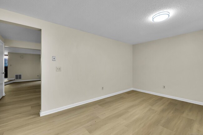 Building Photo - 103 Cliffside Dr