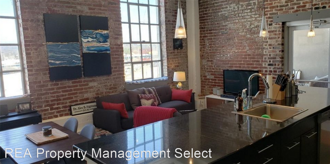 Building Photo - 1 br, 1 bath House - 555 W. Jackson Avenue...