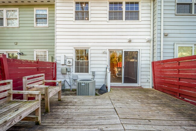 Building Photo - Terrific townhouse with off-street parking...