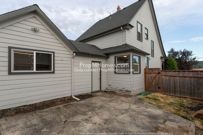 Building Photo - Beautiful Three Bedroom Home in the Heart of Oregon City!
