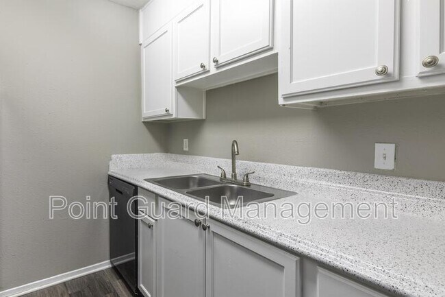 Building Photo - 4550 West Kiest Boulevard - 1034