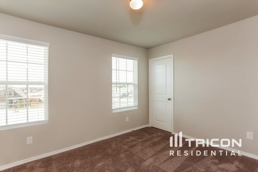 Building Photo - 1932 Bluethroat