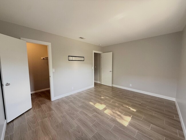 Building Photo - 1001 W 9th St