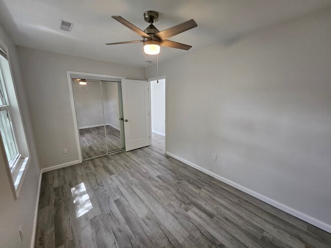 Building Photo - 906 Elfin Ave