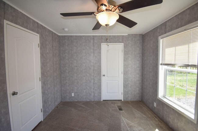 Building Photo - Two Bedroom Updated Mobile Home with Fenced Yard!