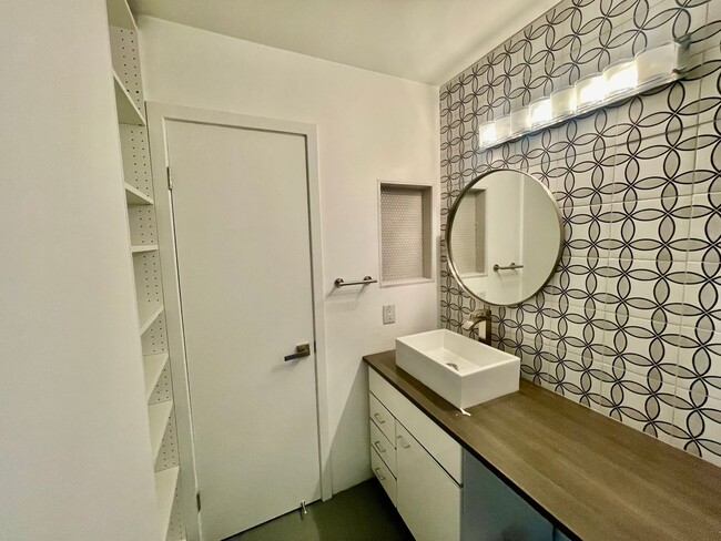 Building Photo - Charming 1 bedroom 1 bathroom in heart of ...