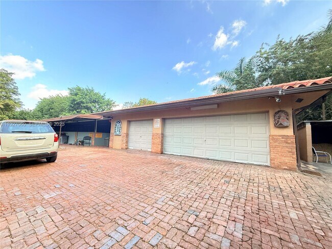 Building Photo - 5877 SW 123rd Ave