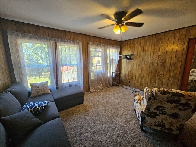 Building Photo - 1127 Highland St