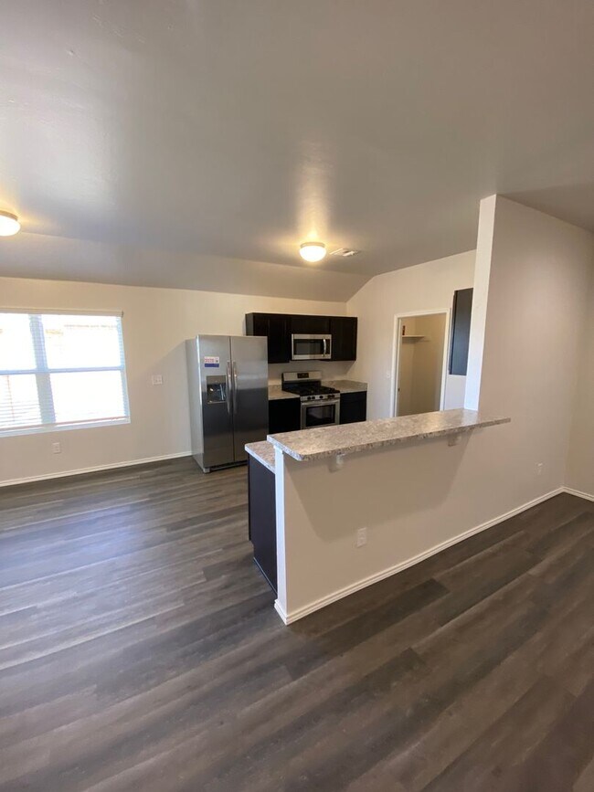 Building Photo - Now Pre-Leasing! Comfortable & Stylish 3-Bed, 2 Bath Home in Yukon