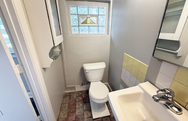 Building Photo - 3015 Clifton Ave