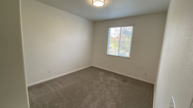 Building Photo - Mountain House Home Spacious 4 Bedroom, 3.5 Bath Home with Bonus Loft