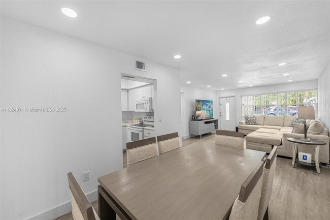 Building Photo - 1356 Pelican Ct