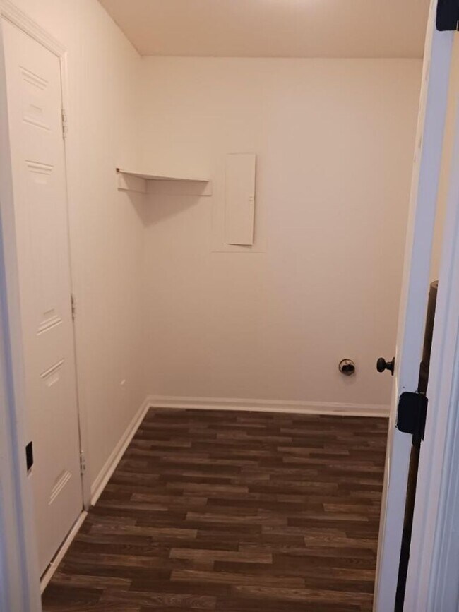 Building Photo - 3 Bed Townhome in N Chas!