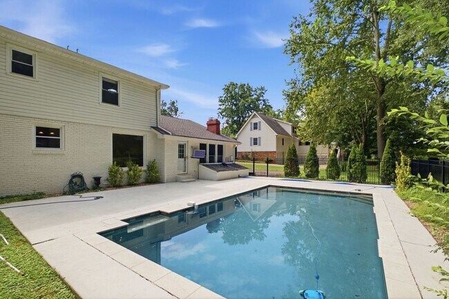 Building Photo - Charming Brentwood Home with In-Ground Pool