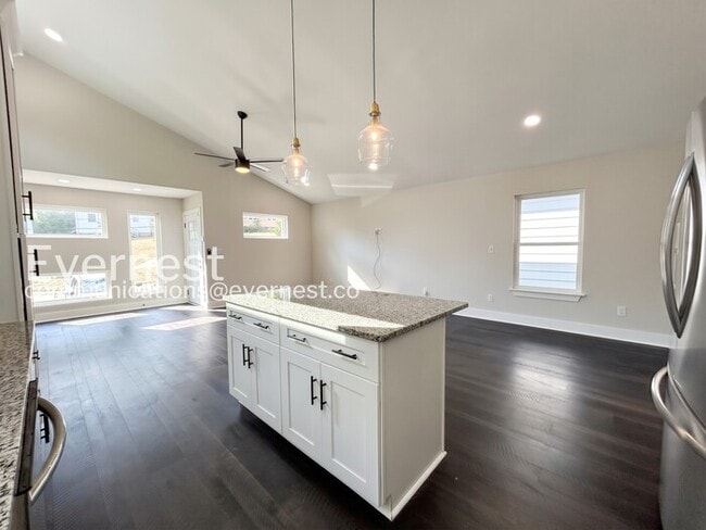 Building Photo - 2 Bed/1 Bath Home with Fenced Yard / Available Now!