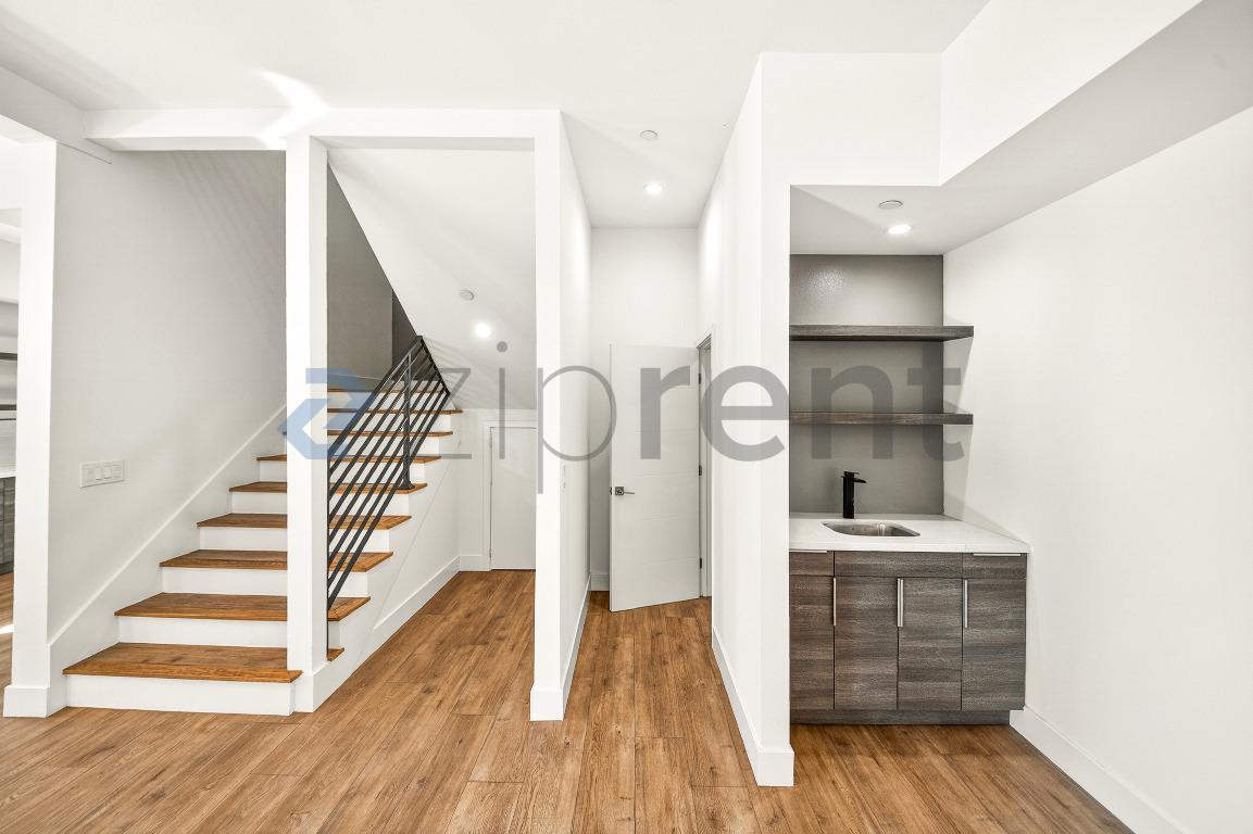 Building Photo - 5641 Riverton Ave