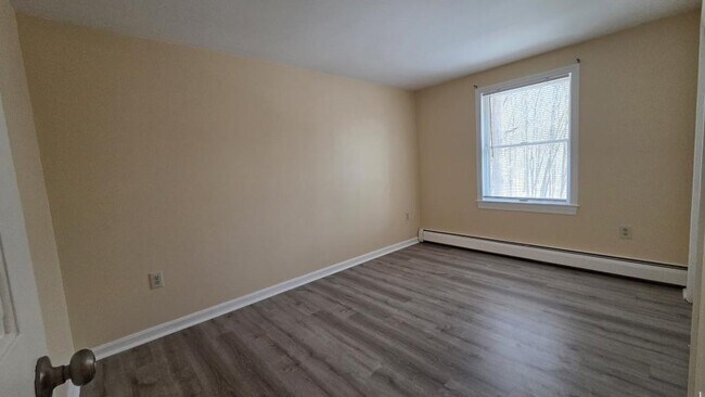 Building Photo - 27 N Main St