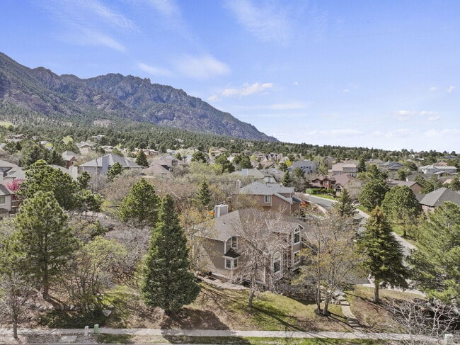 Building Photo - Spacious 6-Bedroom Broadmoor Rental with M...